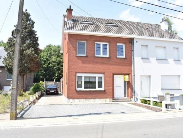 Halfopen bebouwing met drie slaapkamers en ruim terras!