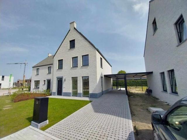 Halfopen bebouwing met knusse tuin te Astene