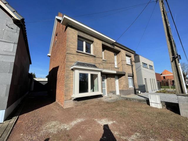 HALFOPEN BEBOUWING MET 2 SLAAPKAMERS EN TUIN