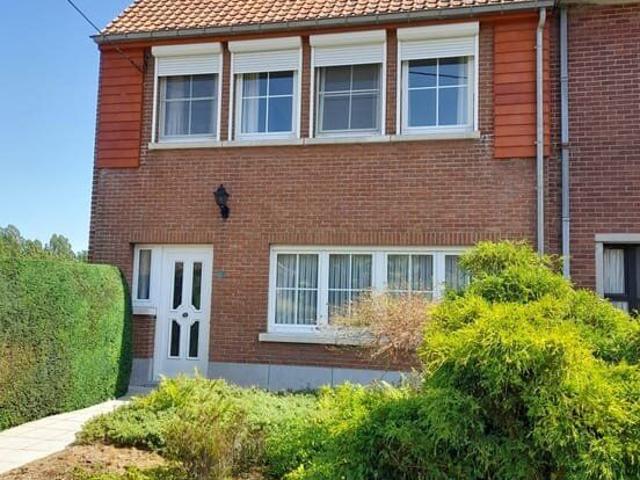 Halfopen bebouwing met 2 slpks, veranda en tuin