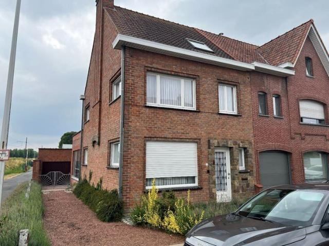 Halfopen bebouwing met 3 slaapkamers en garage te Vlamertin