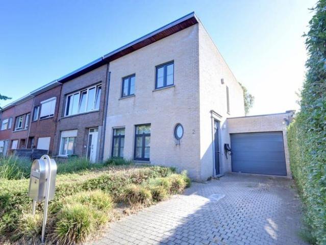 Halfopen bebouwing met 3 slaapkamers te huur