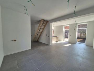 Halfopen bebouwing met 5 slaapkamers en 2 badkamers