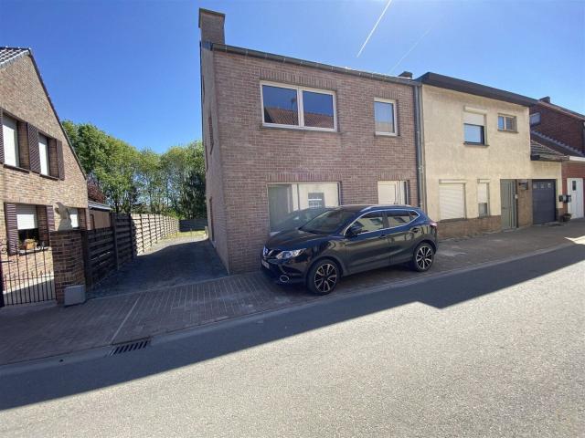 Halfopen gezinswoning met zij inrit en mooie tuin! Huur €950