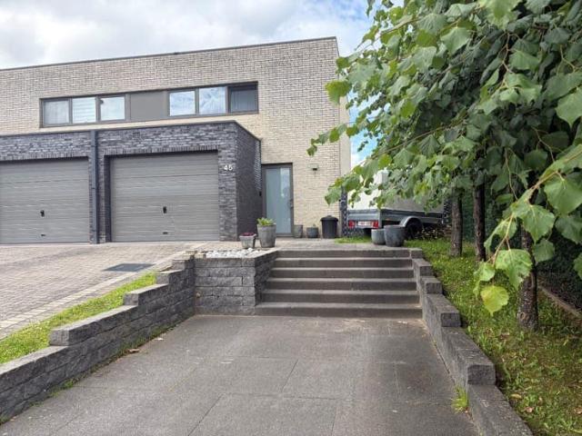 Halfopen hedendaagse woning met 3 slaapkamers, inpandige ga