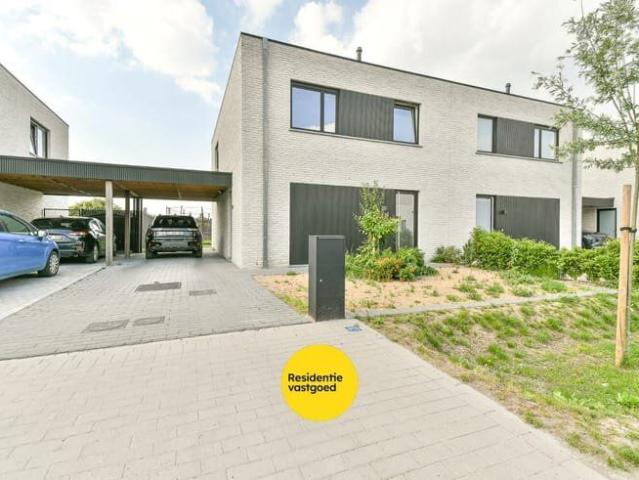Halfopen nieuwbouwwoning in Eernegem met tuin en 3 slaapkam
