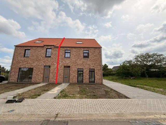 Halfopen nieuwbouwwoning met 4 slaapkamers gelegen te Opitter