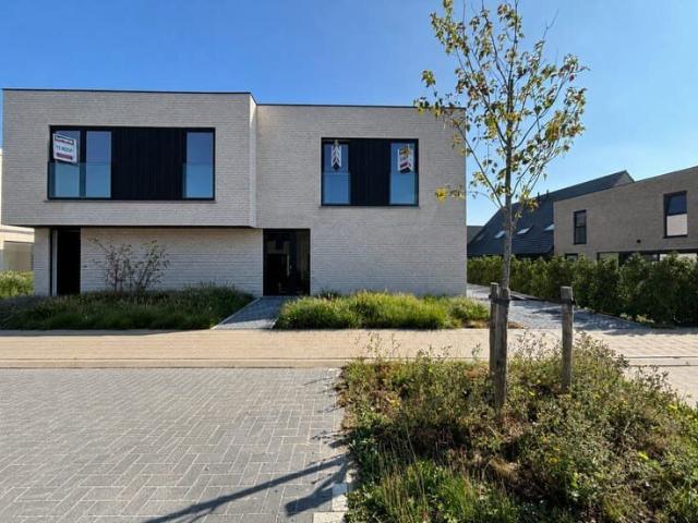 Halfopen nieuwbouwwoning te huur te Roeselare