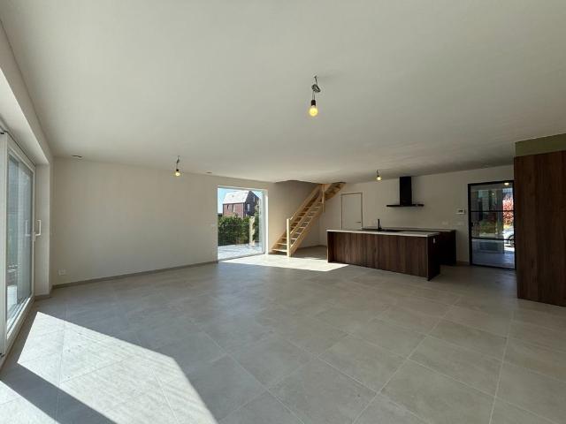 Halfopen nieuwbouwwoning te huur te Roeselare