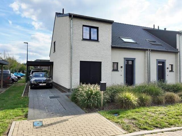 Halfopen prachtig afgewerkte woning vlakbij het centrum v.