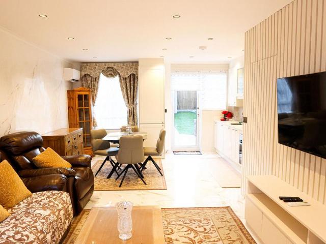 Halford Close, Edgware, HA8 2 bed terraced house to rent £2,500 pcm £577 pw