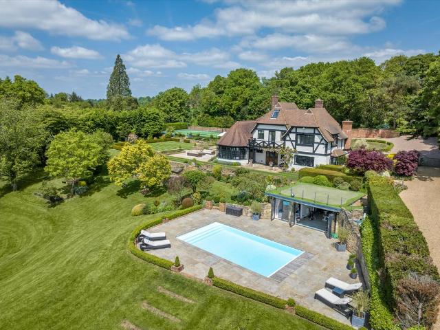 Halfpenny Lane, Guildford, Surrey, GU4 6 bed detached house to rent £17,500 pcm £4,038 pw