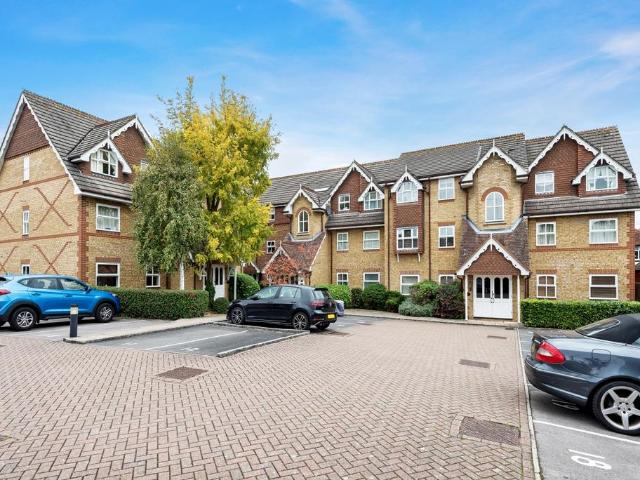 Halfpenny Lane, Sunningdale SL5 2 bed flat to rent £1,575 pcm £363 pw