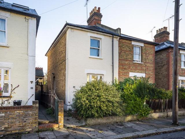 Haliburton Road, Twickenham, TW1 2 bed mews to rent £2,550 pcm £588 pw