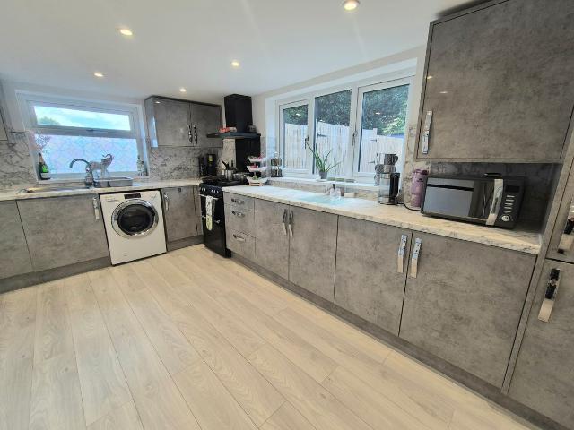 Halifax HX1, 4 bed property to rent, £1,200 pcm | PrimeLocation