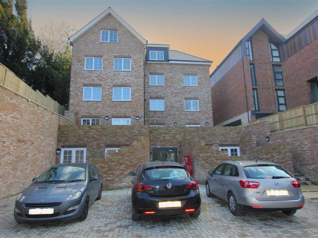 Haling Park Road, South Croydon. 2 bed apartment to rent £2,250 pcm £519 pw