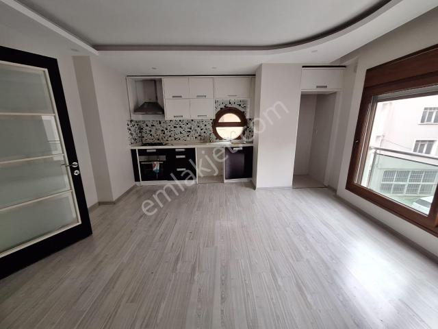 Halirıfat Paşa Cadde Uzeri Genc Bina Bakımlı