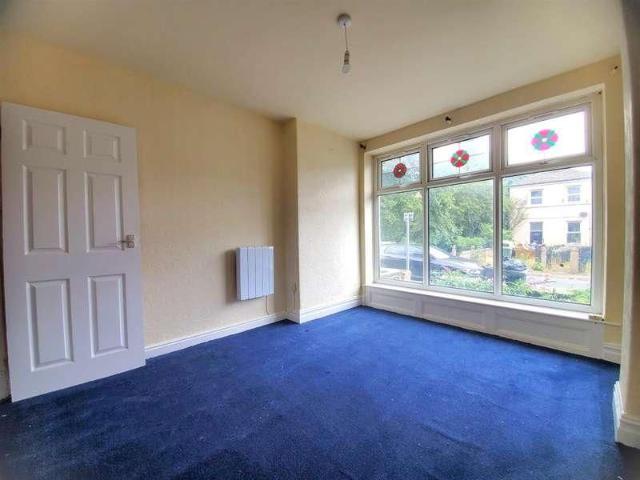 Hall Avenue, Thornton Lodge, HD1