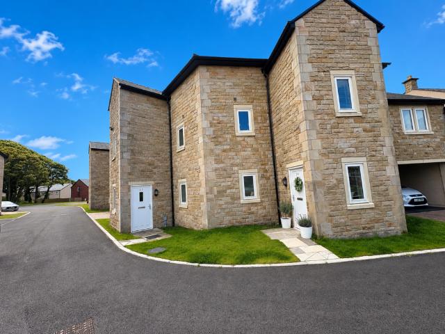 Hall Barn Drive, Longridge PR3 4 bed mews to rent £1,395 pcm £322 pw