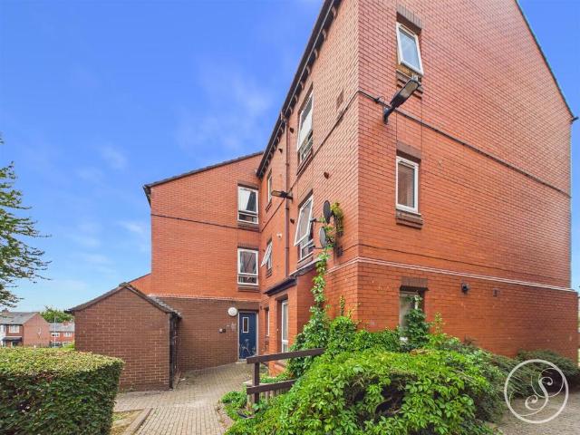 Hall Court, Sholebroke Avenue, Leeds 1 bed flat to rent £895 pcm £207 pw
