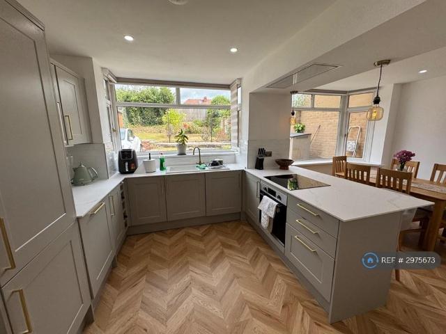 Hall Crescent, Rotherham, S60 3 bed semi detached house to rent £1,550 pcm £358 pw