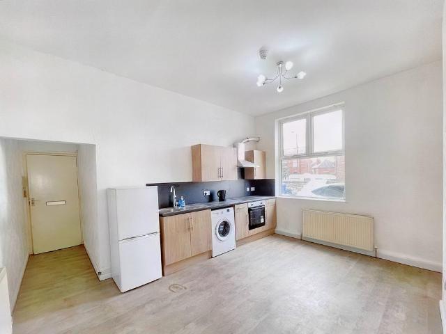 Hall Flat Lane, Doncaster DN4 2 bed flat to rent £675 pcm £156 pw