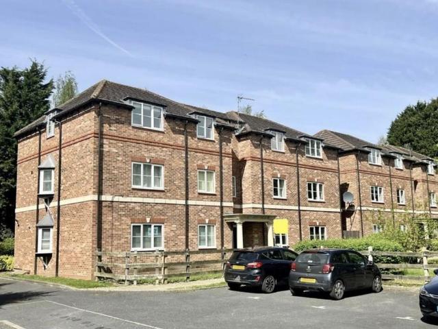 Hall Green, Birmingham, B28 2 bed flat to rent £1,050 pcm £242 pw