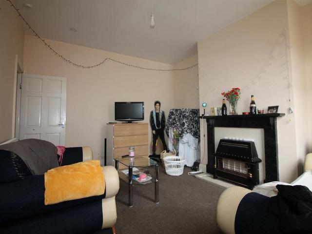 Hall Grove, Hyde Park, Leeds 3 bed house to rent £1,885 pcm £435 pw