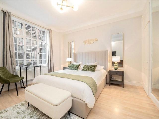 Hallam Street, London W1W Studio to rent £2,600 pcm £600 pw