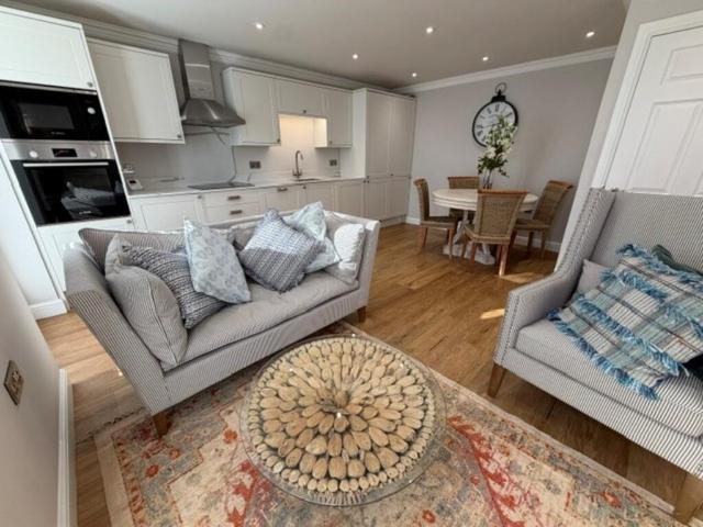 Hallamgate Road, Tapton, Sheffield. 2 bed apartment to rent £1,500 pcm £346 pw