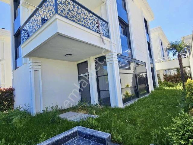 Hallaclarda Cadde Üzeri 330 M2 Satılık Havuzlu Villa