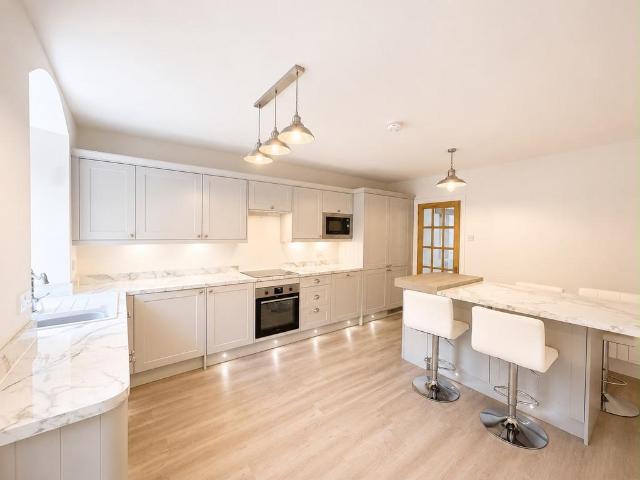 Hallas Bridge, BRADFORD BD13 2 bed apartment to rent £975 pcm £225 pw