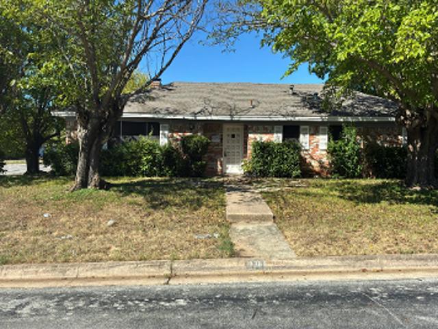 Hallbrook Dr