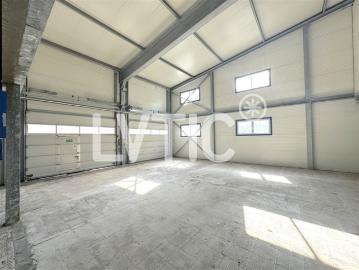 Halle von 2200 m2 auf einem Grundstück von 3000 m2 zu verkaufen in Sierre