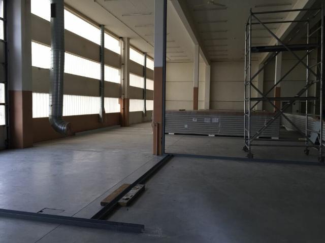 Halle de stockage / artisanat de 477 m² à louer à Conthey