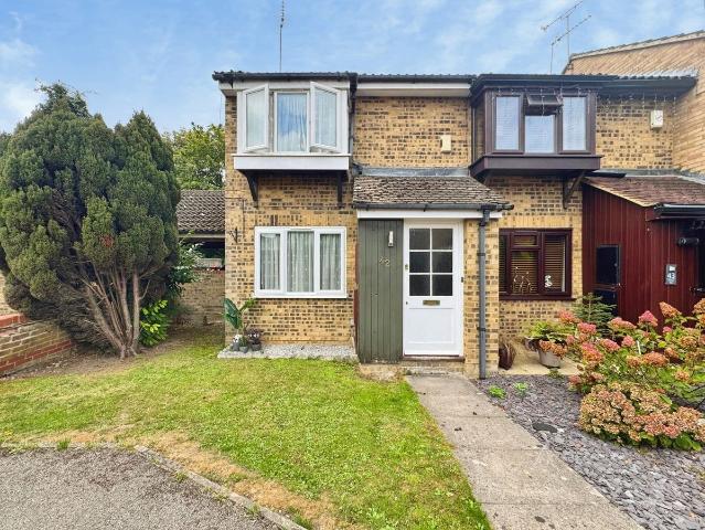 Halleys Way, Houghton Regis, Dunstable LU5, 2 bed end terrace house to rent, £1,300 pcm | PrimeLocation