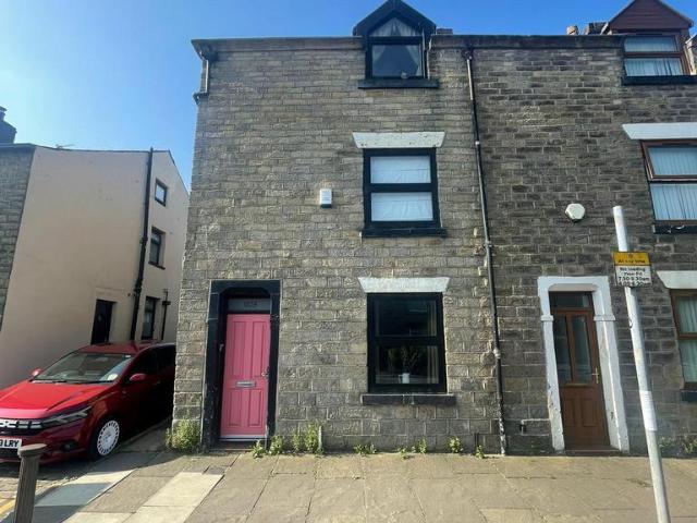Halliwell Road, Bolton BL1 3 bed end of terrace house to rent £1,295 pcm £299 pw