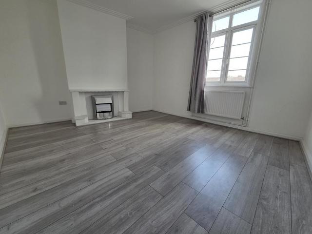 Halliwick Court, Woodhouse Road. 2 bed flat to rent £1,700 pcm £392 pw