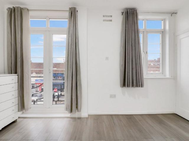 Halliwick Court, Woodhouse Road, London N12, 2 bed flat to rent, £1,700 pcm | PrimeLocation