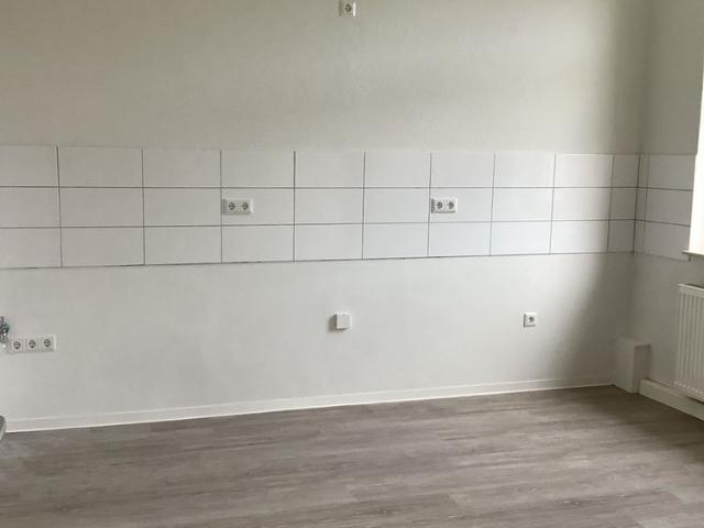 Hallo, Altbaufan: 2 renovierte, geräumige Zimmer mit großer Küche und Balkon, ab sofort