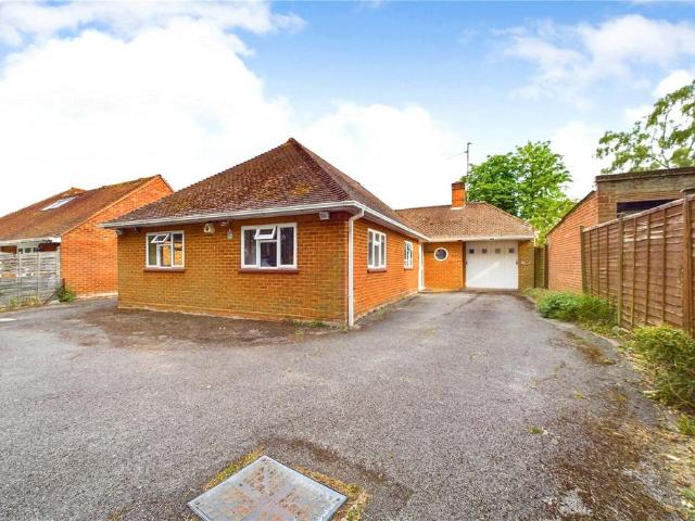 Halls Road, Tilehurst, Reading. 3 bed bungalow to rent £2,400 pcm £554 pw