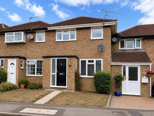 Hallsfield, Swindon SN6 3 bed terraced house to rent £1,350 pcm £312 pw