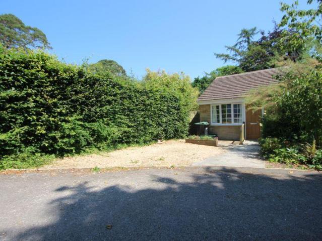 Halstock BA22 1 bed semi detached bungalow to rent £975 pcm £225 pw