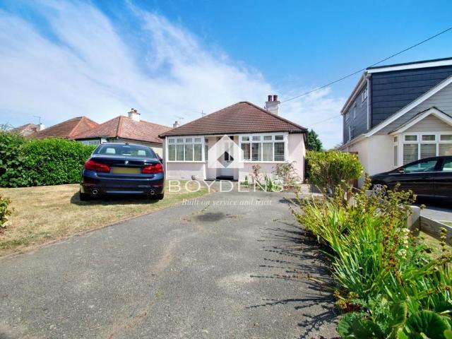 Halstead Road, Frinton on Sea CO13 2 bed bungalow to rent £1,100 pcm £254 pw