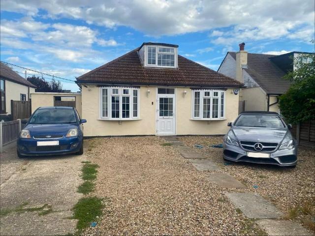 Halstead Road, Frinton on Sea CO13 4 bed detached bungalow to rent £1,775 pcm £410 pw