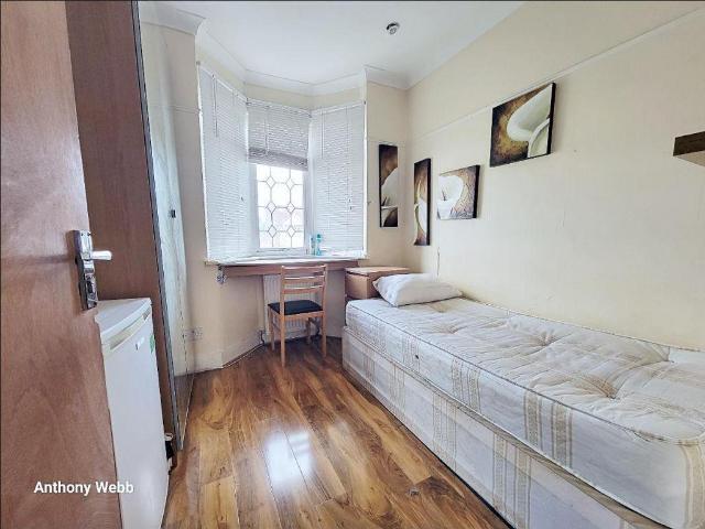 Halstead Road, Winchmore Hill, N21 1 bed in a house share to rent £600 pcm £138 pw