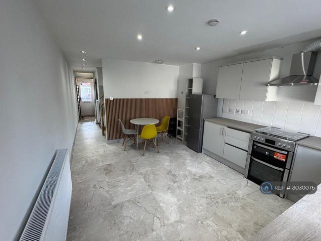 Hapgood Close, Greenford, UB6 4 bed terraced house to rent £2,700 pcm £623 pw