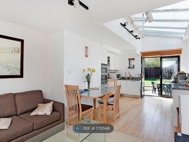 Hartfield Crescent, London SW19, 2 bed flat to rent, £3,200 pcm | PrimeLocation