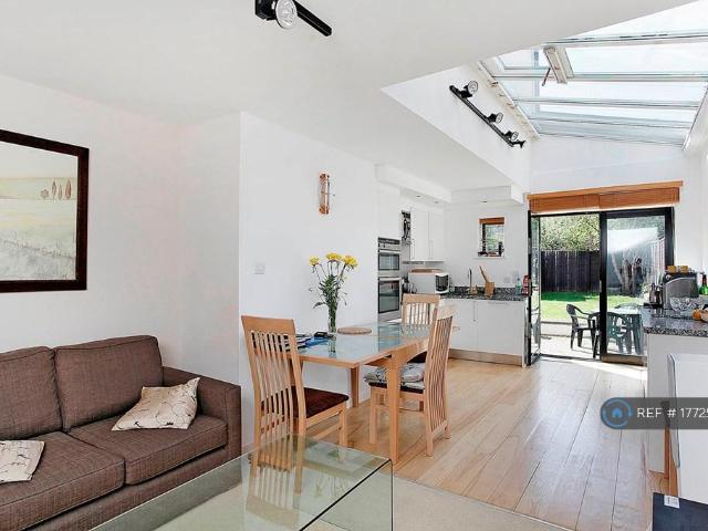 Hartfield Crescent, London, SW19 2 bed flat to rent £3,400 pcm £785 pw