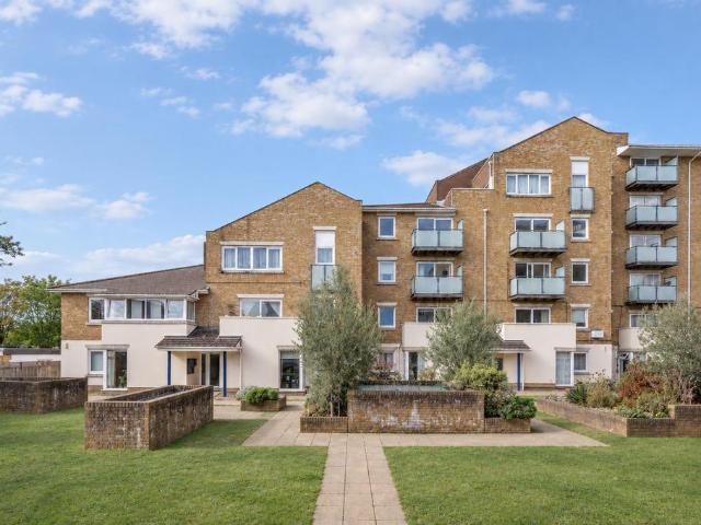 Hartfield Crescent, London 2 bed flat to rent £2,600 pcm £600 pw